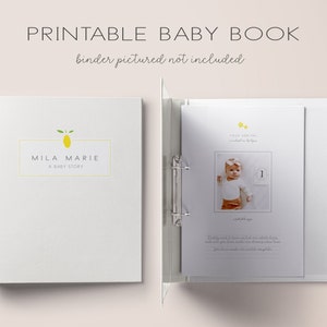 Op de afbeelding: Een witte map met een geel citroenlogo op de voorzijde. De map is open op een pagina met een foto van een babymeisje en de tekst "Your Arrival" en "Mila Marie, A Baby Story".