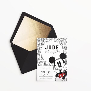 Puede incluir: Invitaci&oacute;n de cumplea&ntilde;os en blanco y negro con un personaje de dibujos animados de Mickey Mouse. La invitaci&oacute;n dice "JUDE cumple un a&ntilde;o" e incluye la fecha "13 de mayo a las 2 pm".