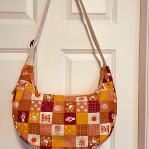 quiltad halvmåneväska - handväska, halvmåne, rubinstjärna, rosa, gul, orange, stämpeltryck