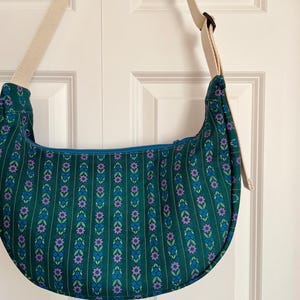 quiltad halvmåneväska - handväska, Crosstown Crescent, rubinstjärna, Ruby Start Society, blå, grön, lila, blommig, ränder