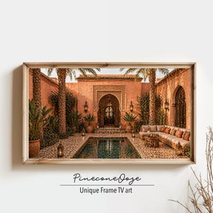 Op de afbeelding: Een ingelijste print van een binnenplaats met een zwembad, palmbomen en zithoeken. De architectuur heeft gewelfde deuren en ingewikkelde details. De print is getiteld "PineconeDoze Unique Frame TV art."