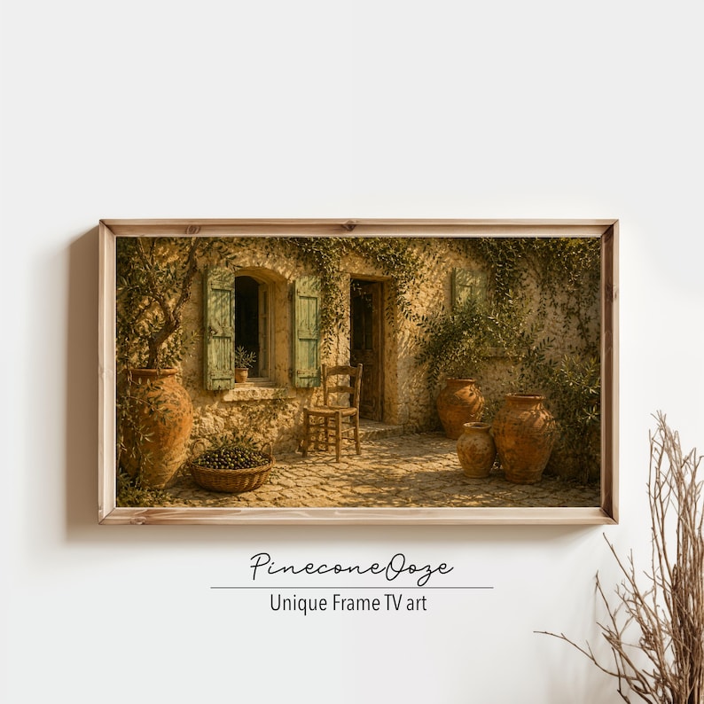 Pu&ograve; includere: Stampa incorniciata di una scena di cortile italiano rustico. L'opera presenta un edificio in pietra con una porta e persiane in legno, una piccola sedia e diversi grandi vasi di terracotta. Il testo "PineconeOoze Unique Frame TV art" &egrave; incluso.