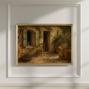 Pu&ograve; includere: Una stampa incorniciata raffigura un cortile italiano soleggiato. L'opera presenta un edificio in pietra con una sedia di legno, una finestra aperta con persiane verdi e vasi di terracotta. Un cesto di olive &egrave; in primo piano, evocando un'atmosfera mediterranea rustica.