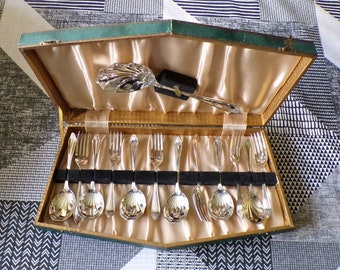 Vintage Art Deco Dessert Besteck Set- EPNS- Unbenutzt- Sechs Löffel und Gabeln- Ein Großer Servierlöffel- Original Dunkelgrün Gemusterte Vitrine