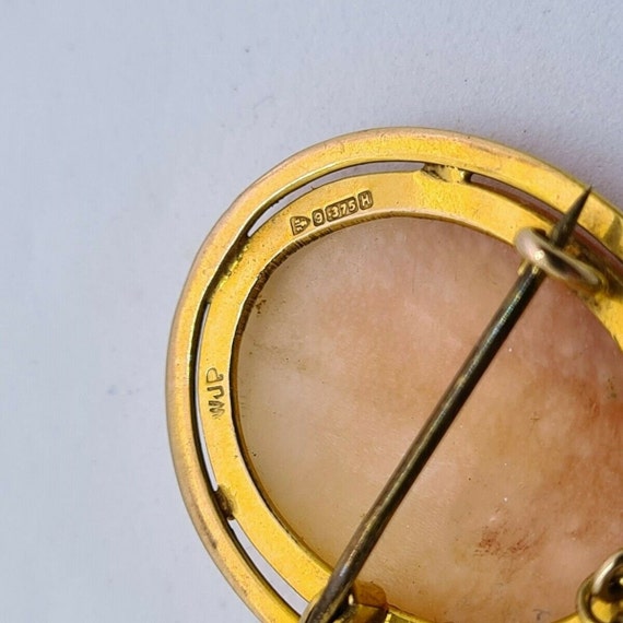 9カラットゴールド彫刻シェルカメオブローチ、安全チェーン付き