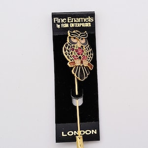 Broche de pin de palo de búho de esmalte fino - Metal dorado con un búho de esmalte multicolor - Fish Enterprises London