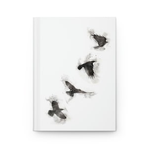 Könnte beinhalten: Ein weißer Hintergrund mit fünf schwarzen Raben, die in einem Kreis fliegen. Die Raben sind in Aquarelltechnik mit einem weichen, verschwommenen Effekt gemalt.