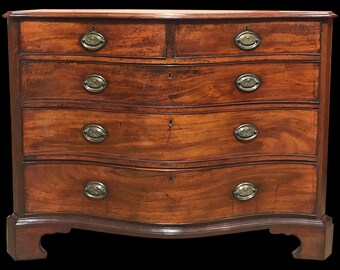 Cómoda fina inglesa Chippendale de caoba serpentina con cuatro cajones alrededor de 1780 - VENDIDO