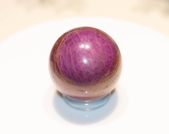 Esfera de rubí rojo intenso: cristal curativo natural