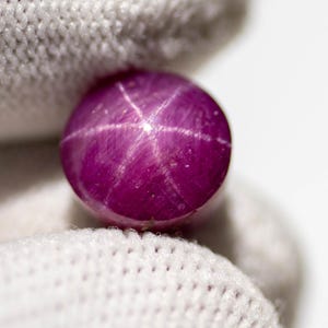 Polierter Stern Rubin Cabochon: 14.25 Karat, Mysore India
