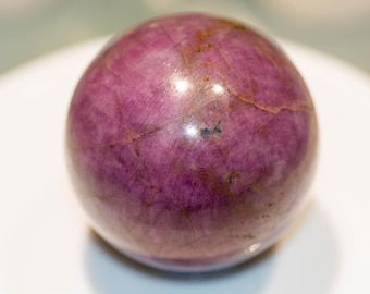 Esfera de rubí rojo intenso: cristal curativo natural