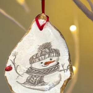 Ozdoba bałwanek z muszli ostrygi – nadmorski wystrój świąteczny