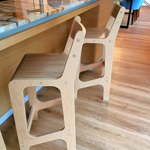 Set van 2 handgemaakte multiplex barkrukken: Scandinavische design keukenstoelen
