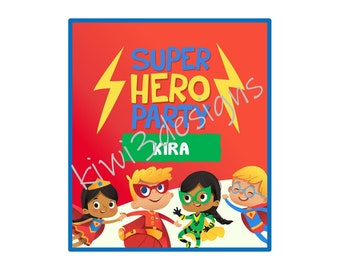 以下が含まれることがあります： 「スーパーヒーローパーティー」の文字と、「キラ」と書かれた緑色の長方形が書かれた赤と黄色のパーティー招待状。スーパーヒーローに扮した4人の子供が、文字の周りに円になって立っている。