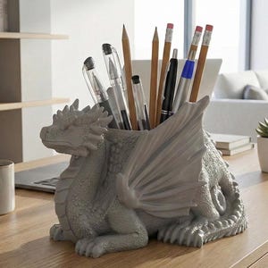 Organizador de bolígrafos con diseño de dragón sentado / Accesorio de oficina de fantasía / Almacenamiento de lápices impreso en 3D para gamers y amantes de los dragones