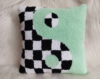 Cojín Yin Yang hecho a mano con aguja perforadora: decoración de algodón a cuadros con mechones.