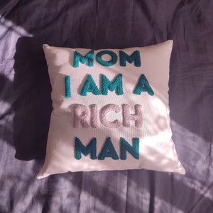 Almohada de aguja de punzonado hecha a mano / funda de almohada de línea icónica "mamá soy el hombre rico" con cremallera