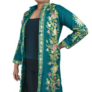 Knickenten-grüner langer Mantel, Kashmiri handbestickter Frauenmantel, trendige Boho-Jacke, Blumenhippie-Jacken, Kashmiri-Mantel, Pastellstickerei-Mantel