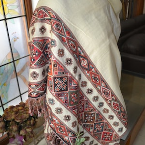 Pashmina tribal 100 % lana ~ Chal de telar manual del valle de Kullu ~ Estola de pashmina del Himalaya ~ Diseño geométrico ~ Bufanda de moda para mujer ~ Blanco roto