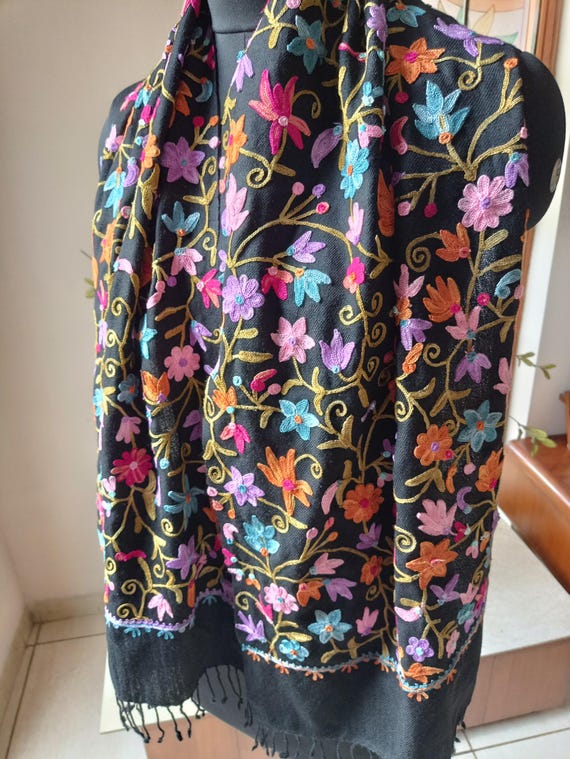 刺繍入りブラックスカーフ 花柄マルチカラー手刺繍ブラックスカーフカシミールパシュミナカシミア