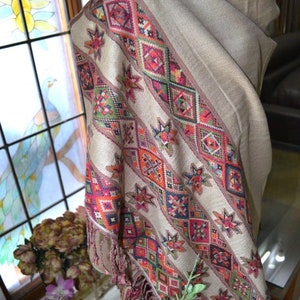 Pashmina tribal india 100 % lana ~ Chal de telar manual Kullu ~ ESTOLA del Himalaya ~ Bufanda de moda para mujer ~ 4 diseños a elegir