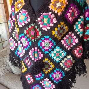 Poncho de crochet hecho a mano, chaqueta de invierno colorida de punto de lana, cuadrado de abuela, patchwork hippie, bufanda de lana bohemia