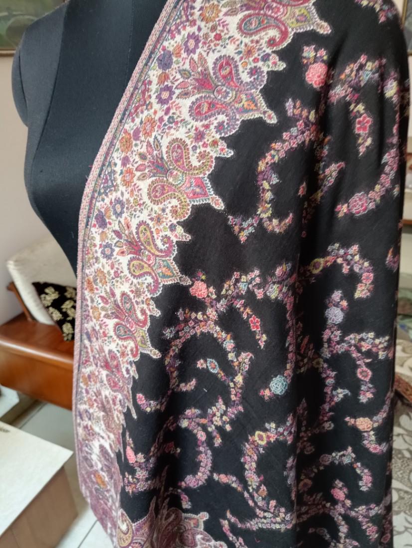 Scialle in lana multilavorazione con logo