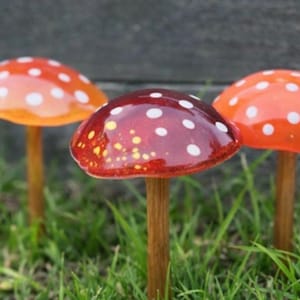 Ozdoba ogrodowa w kształcie muchomora wykonana z topionego szkła: