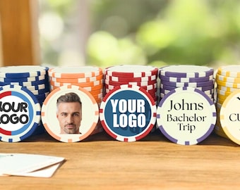 Può includere: Pile di gettoni da poker personalizzati con diversi design. Un gettone presenta il viso di un uomo, un altro dice "Il tuo logo", un altro dice "Viaggio di addio al celibato di John", e un altro dice "Il tuo testo personalizzato".