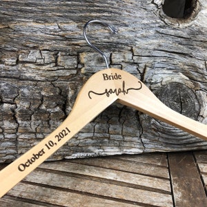Appendini da damigella d'onore personalizzati - Appendino per matrimoni - Appendino inciso in legno - Gancio per abiti da sposa - Ganci per il nome del matrimonio, bomboniere,