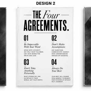 K&ouml;nnte beinhalten: Drei rechteckige Wandbilder. Design 1 zeigt wei&szlig;en Text auf schwarzem Hintergrund mit der Aufschrift YOU VS YOU. Design 2 hat einen wei&szlig;en Hintergrund mit schwarzem Text, der The Four Agreements und vier Prinzipien auflistet. Design 3 zeigt durchgestrichenen Text.