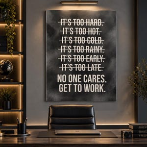 K&ouml;nnte beinhalten: Ein rechteckiges Wandbild mit einem dunkelgrauen, rauchigen Hintergrund und wei&szlig;em Text: IT'S TOO HARD, IT'S TOO HOT, IT'S TOO COLD, IT'S TOO RAINY, IT'S TOO EARLY, IT'S TOO LATE, NO ONE CARES. GET TO WORK. Jede Zeile ist mit einem Strich durchgestrichen.