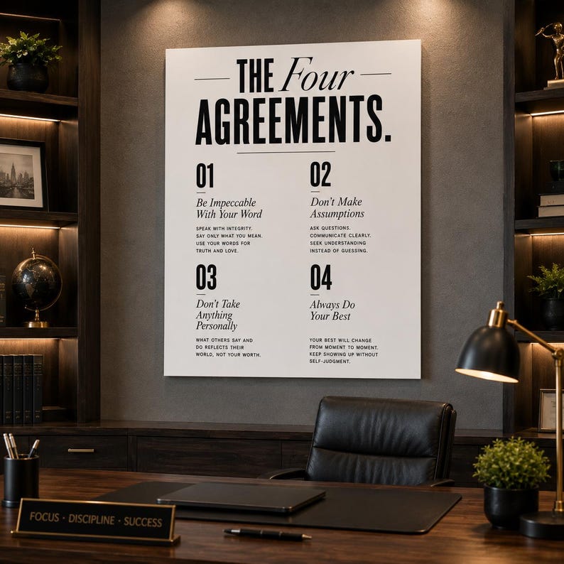 K&ouml;nnte beinhalten: Ein wei&szlig;es, rechteckiges Wandbild mit schwarzem Text unter dem Titel The Four Agreements. Es listet vier nummerierte Prinzipien auf: Be Impeccable With Your Word, Don't Make Assumptions, Don't Take Anything Personally und Always Do Your Best.