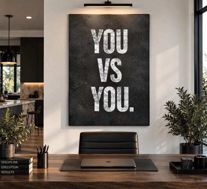 K&ouml;nnte beinhalten: Ein rechteckiges Wandbild mit einem dunklen, texturierten anthrazitfarbenen Hintergrund und dem wei&szlig;en, im Used-Look gedruckten Text "YOU VS YOU." in einer fetten serifenlosen Schrift. Das Kunstwerk ist vertikal an einer Wand angebracht.