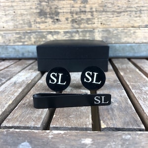 Zwarte ronde groomsmen manchetknopen | Gepersonaliseerde Groomsmen Gift | Gegraveerde aangepaste manchet link set voor bruidegom, man, mannen | Gift Boxed, voorstel