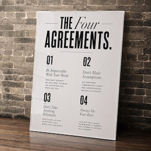 K&ouml;nnte beinhalten: Ein rechteckiges wei&szlig;es Wandbild mit dem schwarzen Text The Four Agreements. Es listet vier nummerierte Prinzipien auf: Be Impeccable With Your Word, Don't Make Assumptions, Don't Take Anything Personally und Always Do Your Best, inklusive Untertext.