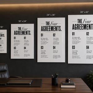 K&ouml;nnte beinhalten: Vier wei&szlig;e, rechteckige Wandbilder mit dem Text The Four Agreements und vier nummerierten Prinzipien in schwarzer Schrift. Die Drucke werden in vier Gr&ouml;&szlig;en gezeigt: 30,48 x 40,64 cm, 45,72 x 60,96 cm, 60,96 x 91,44 cm und 71,12 x 101,6 cm.
