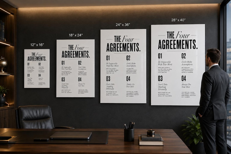 K&ouml;nnte beinhalten: Vier wei&szlig;e, rechteckige Wandbilder mit dem Text The Four Agreements und vier nummerierten Prinzipien in schwarzer Schrift. Die Drucke werden in vier Gr&ouml;&szlig;en gezeigt: 30,48 x 40,64 cm, 45,72 x 60,96 cm, 60,96 x 91,44 cm und 71,12 x 101,6 cm.