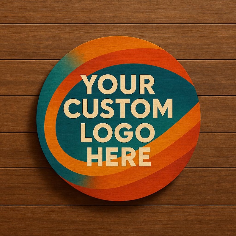 Pu&ograve; includere: Un cartello circolare in legno con un design di ispirazione retr&ograve; caratterizzato da bande ondulate concentriche nei toni dell'arancione, del rosso e del verde acqua. Il centro mostra il testo YOUR CUSTOM LOGO HERE in lettere maiuscole.
