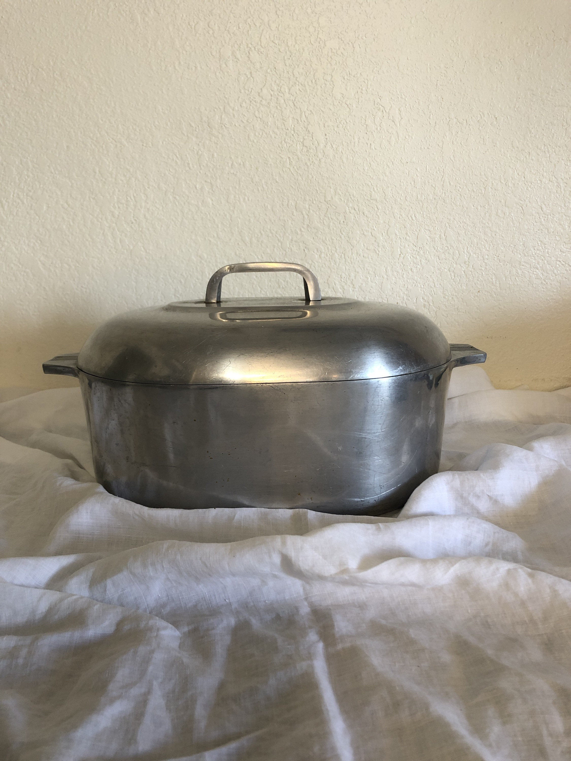 Magnaware Cast Aluminum Dutch Oven - Oval Dutch Oven Pot with Lid for  Families and Parties - Lightweight Cajun Cookware with Ideal Heat  Distribution 