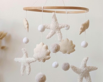 Dekoratives Muschel-Mobile als Geschenk zur Babyparty, weiß und beige