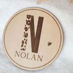 Carte disque en bois de bienvenue graou léopard, personnalisable avec le prénom de bebe, photo souvenir de naissance