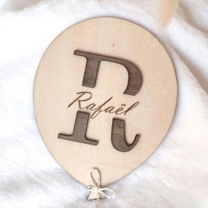 Carte disque en bois de bienvenue forme ballon, personnalisable avec le prénom de bebe, photo souvenir de naissance