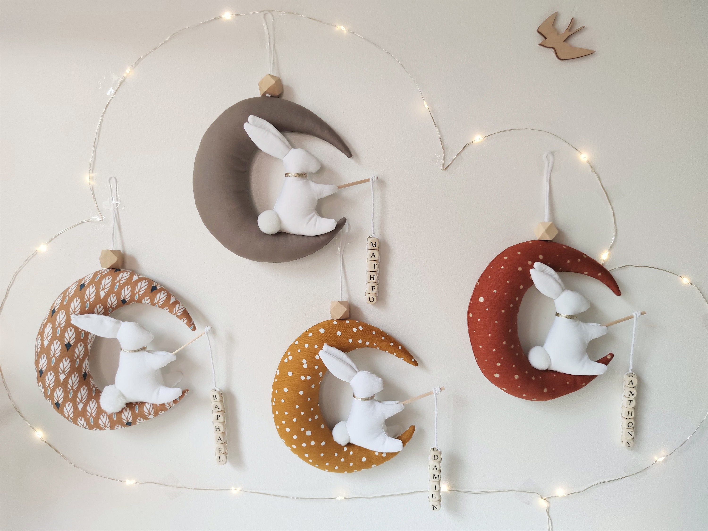 Lapin sur Sa Lune en Coton Aux Couleurs Chaudes Décoration Murale Personnalisable