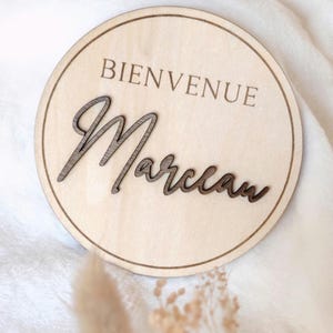Carte disque en bois de bienvenue intemporel, personnalisable avec le prénom de bebe, photo souvenir de naissance