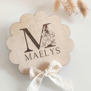 Carte disque en bois de bienvenue avec dentelle, personnalisable avec le prénom de bebe, photo souvenir de naissance