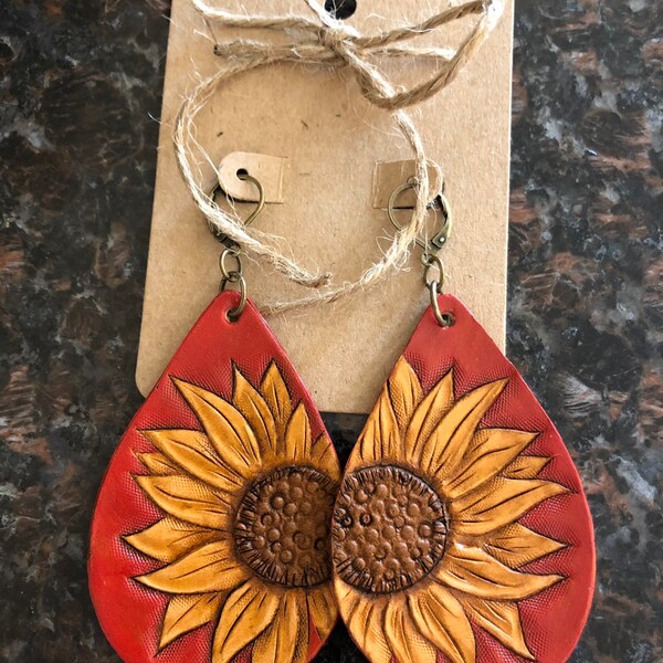 Orecchini di girasole in pelle con utensili rossi