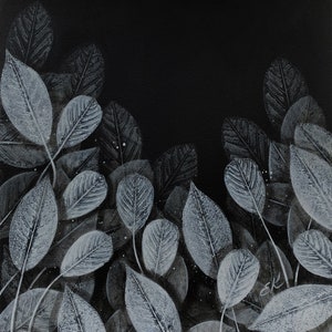 Impressão de folhas de primavera em preto e branco em papelão