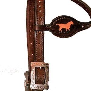 Cabezada estilo western de una oreja, hecha a mano a medida con 3 caballos con filigrana y manchas, y herrajes de Jeremiah Watts.