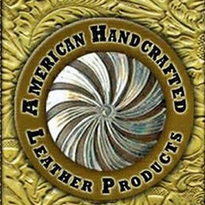 Puede incluir: Un logotipo dorado y negro con un dise&ntilde;o en espiral en el centro. El texto dice "American Handcrafted Leather Products".